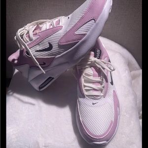 Nike Air Max Bolt Womens Size 6 White/Arctic Pink Athletic Shoes CU4152-103.